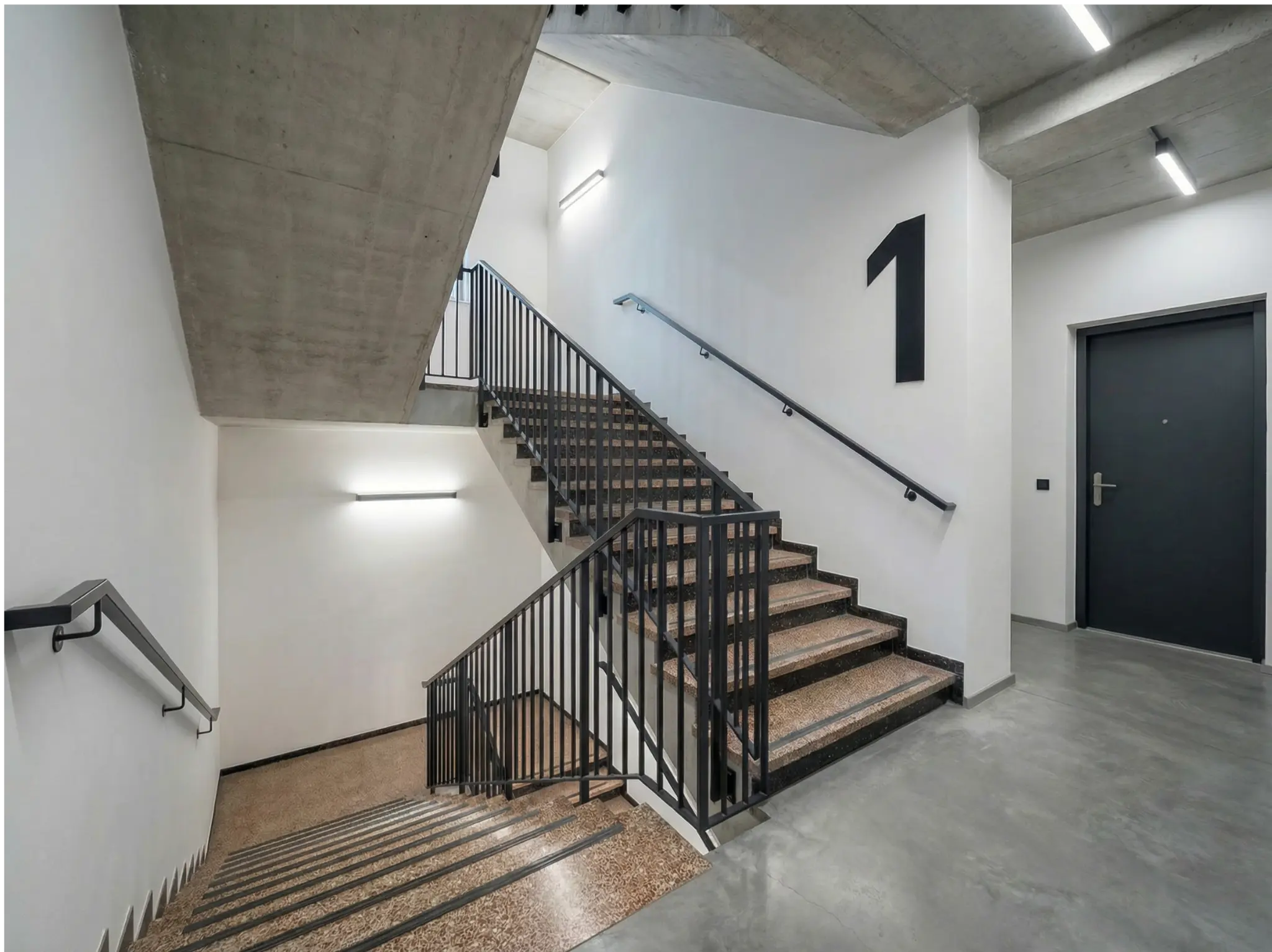 Stiegenhaus mit großer Geschoßnummer